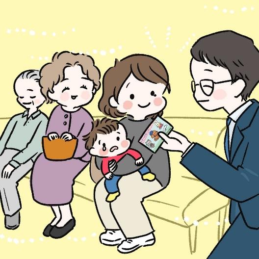 周囲の人からシールを受け取り、親子がほっとする様子