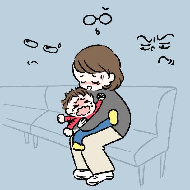 子どもが泣き、困っている保護者