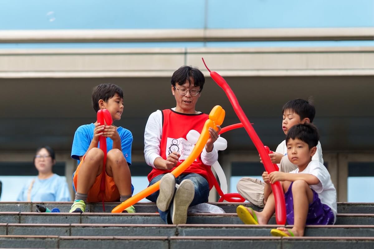 バルーンアートを楽しむ子どもたちとスタッフ